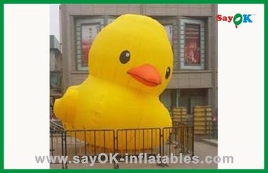 Personajes de dibujos animados inflables del pato amarillo